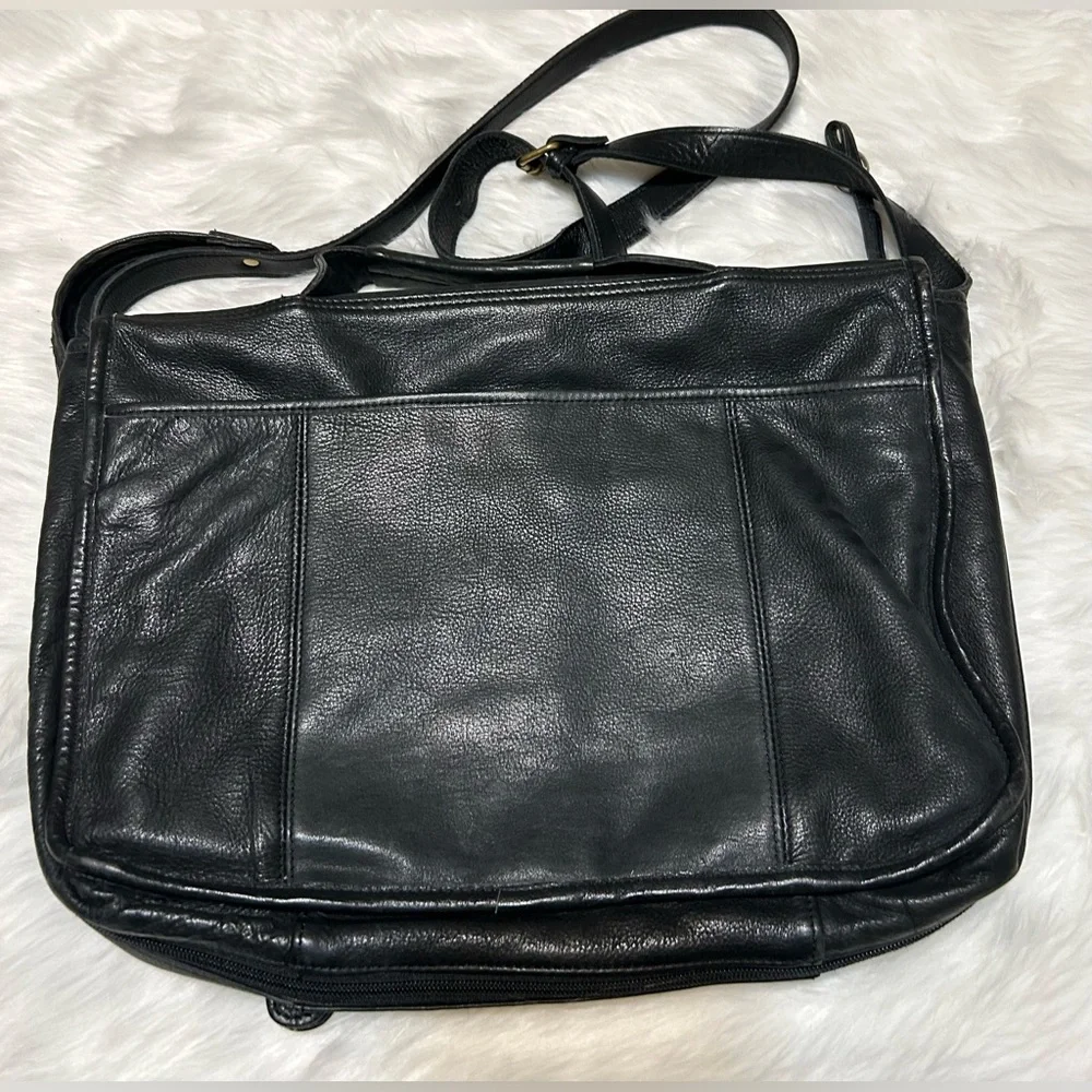 Vintage Wilson’s Black Leather Expandable Messenger Bag